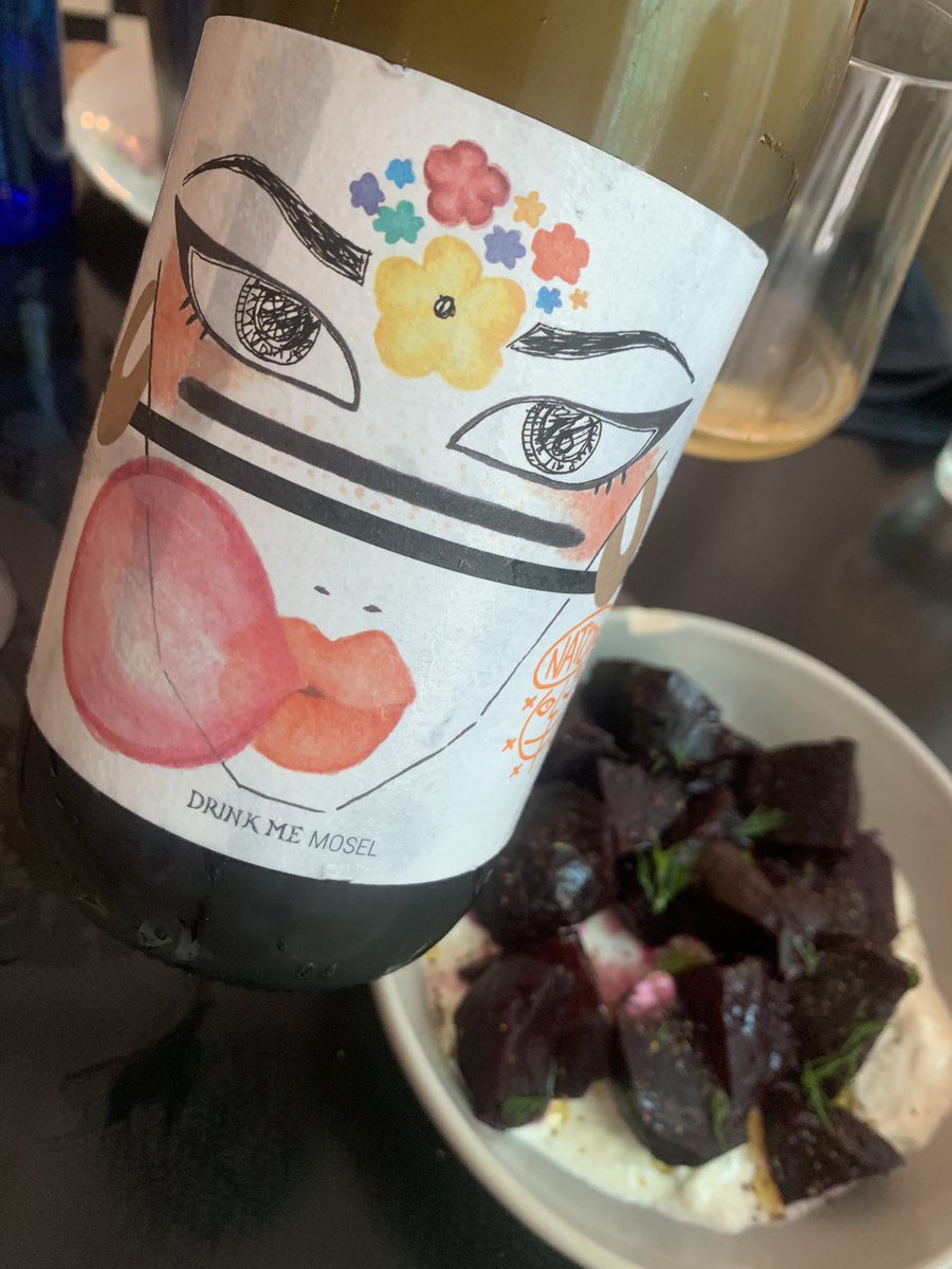Fio Wines Drink Me Nat Cool Mosel 💛
.
NO RULES en Ganz Wine bar!
Gran proyecto de Dirk Niepoort con elaboradores de otras regiones para crear vinos accesibles y frescos.
.
Bomba!!! 💣 

#niepoortwines #fiowines #mosel #drinkme #vilaviniteca