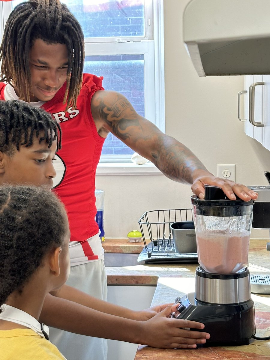 At Hannah’s Kitchen for our first Smoothie Bowl, helping kids in Newark keep themselves healthy! Team Rutgers with the custom healthy blend! Cinnamon, strawberries, mango, milk, sunflower seeds for the best all-around win!
#letsbehealthytogether <a href="/RWJBarnabas/">RWJBarnabas</a>