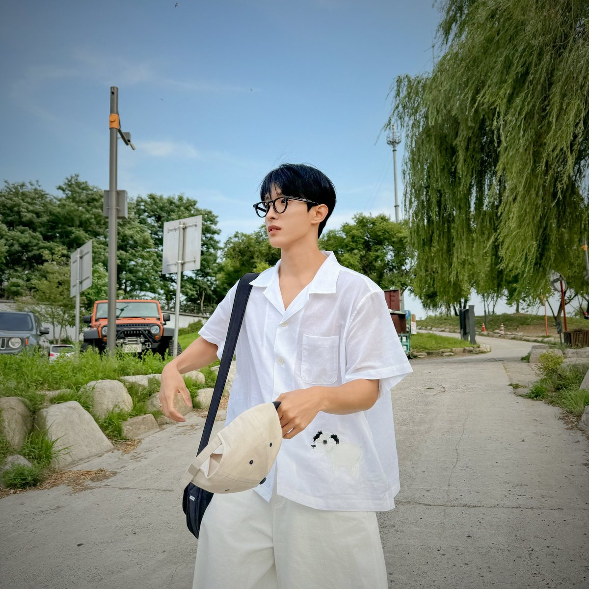 DK17Chile's tweet photo. 『🌈 WEVERSE ;; 18.06.24』
⌲ Actualizacion de #DK en weverse
“Hoy hace mucho calor, pero animo a todos”
⎙ Tags ─⌲ #SEVENTEEN #세븐틴 #SVT_FML #달링 #도겸 #FckMyLife #FML @pledis_17
🌻 https://t.co/1OzdExrCXK