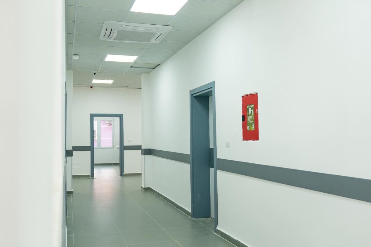 SpitaliD's tweet photo. #KantiereteShëndetësisë🏥

Këtë sezon turistik po bëhet gati të hapë dyert edhe Poliklinika e Specialiteteve në Durrës e rikonstruktuar për 2️⃣9️⃣0️⃣ mijë banorë të këtij Qarku, por edhe pushuesit dhe turistët 🧍‍♀️🧍‍♂️ qe kan zgjedhur Durrësin.

#MSHMS
#KantiereteShëndetësisë🏥 https://t.co/jebiKg80jq
