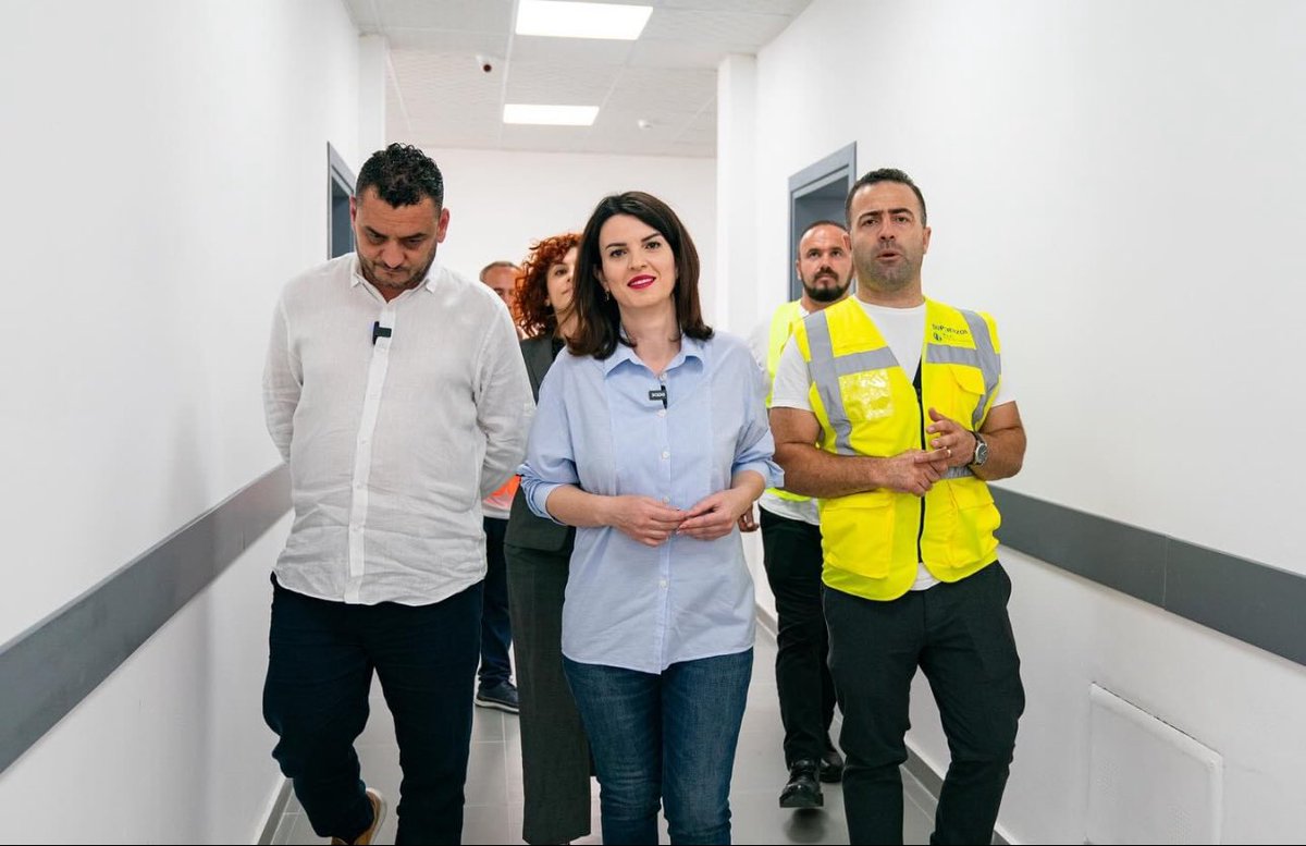 SpitaliD's tweet photo. #KantiereteShëndetësisë🏥

Këtë sezon turistik po bëhet gati të hapë dyert edhe Poliklinika e Specialiteteve në Durrës e rikonstruktuar për 2️⃣9️⃣0️⃣ mijë banorë të këtij Qarku, por edhe pushuesit dhe turistët 🧍‍♀️🧍‍♂️ qe kan zgjedhur Durrësin.

#MSHMS
#KantiereteShëndetësisë🏥 https://t.co/jebiKg80jq