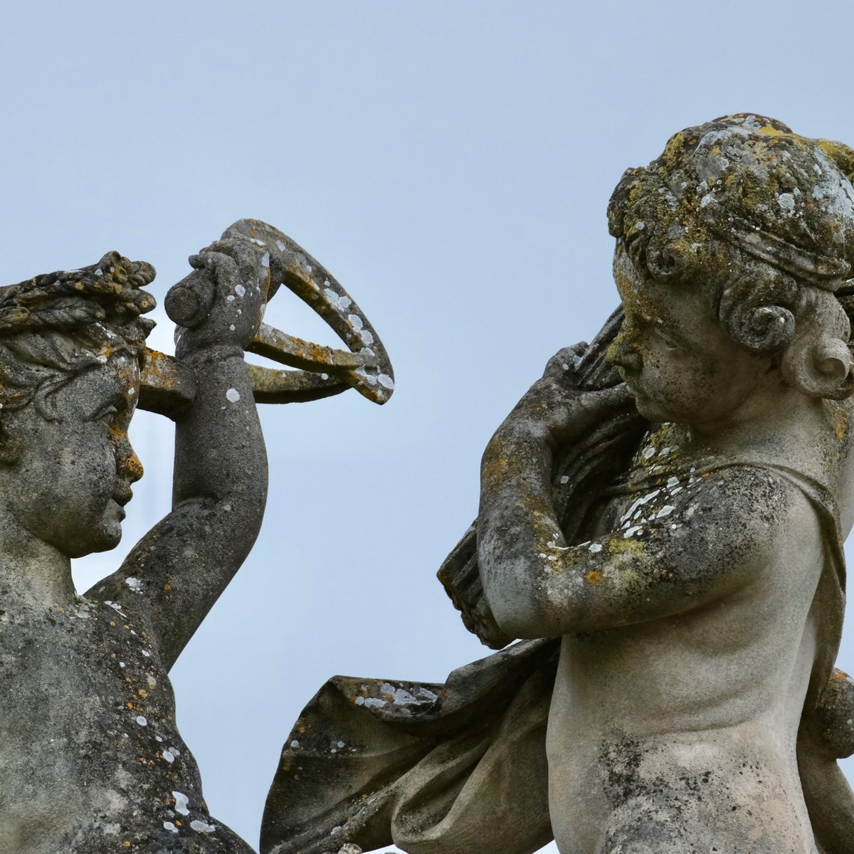Les groupes d’enfants sur la balustrade du pavillon français au jardin du Petit Trianon <a href="/CVersailles/">Château de Versailles</a> ... à nettoyer.  #sculpture #patrimoine