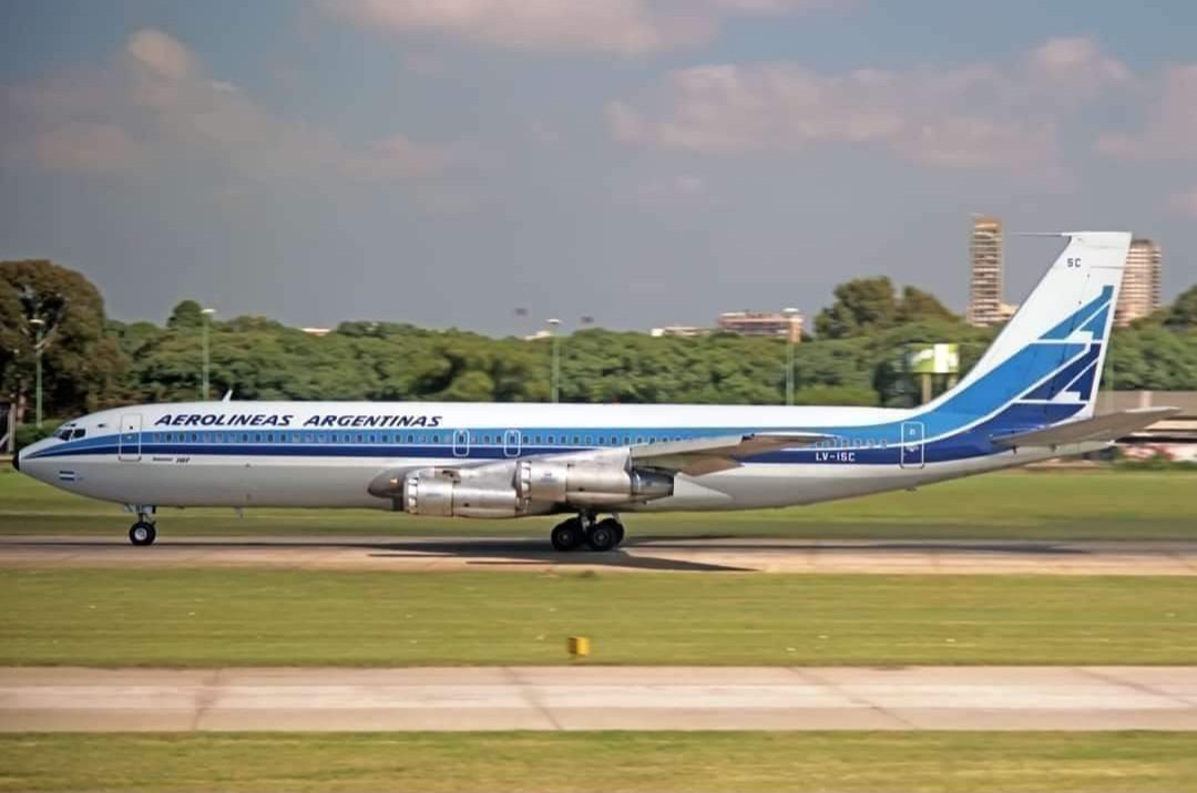 Una De Mis Fotos Dentro
De Mis Preferidas. Boeing
707-387 Matrícula LV-ISC 
En El Aeroparque Jorge
Newbery En El Año 1985
<a href="/SpottersArg/">Vuelos y Spotters ✈</a> 
<a href="/Aerolineas_AR/">Aerolíneas Argentinas</a> 
<a href="/FuerzaAerea_Arg/">FuerzaAéreaArgentina</a> 
@Magicmoon_7 
<a href="/bedesabril21/">Paola Bedeschi 🇦🇷 ✈️❤️</a> 
<a href="/OsvaldocesarTo1/">Osvaldo cesar Torales</a> 
<a href="/trenmina/">Marcelo</a>
<a href="/Luka_spotter/">Luka Herrera ✈︎</a> 
<a href="/Imagen_Arg/">Argentina en Imágenes 🇦🇷</a> 
<a href="/turisargentina/">Red Turismo Argentina</a>