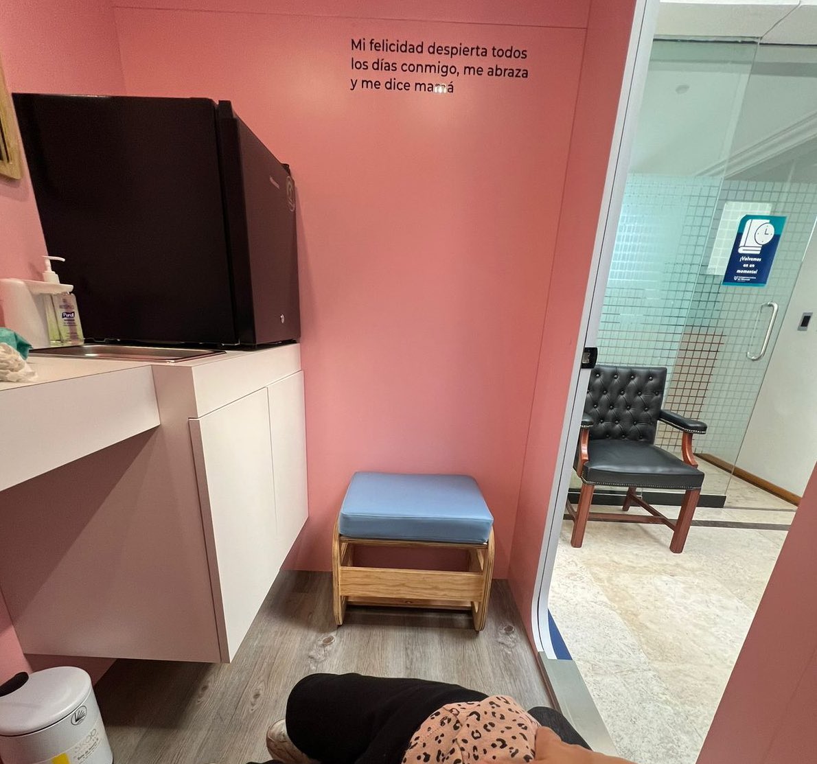 IIJNoficial's tweet photo. “Algo tan simple como una sala de lactancia da poder a cualquier mujer sobre sí misma.”

Mariana Calderón Aramburu (@Mcalaram), directora general Consejo Nacional de Litigio Estratégico (@Consejo_Litigio).

El @colegionotarios, presidido por el not. Roberto Garzón Jiménez (@RGARZON1), instaló e inauguró, el 7 de marzo de 2024, su sala de lactancia ubicada en el @IIJNoficial. 

Te  compartimos algunas fotografías donde el personal hace uso de este espacio digno para alimentar y cambiar a sus bebés. 

CNCDMX, notariado de vanguardia.