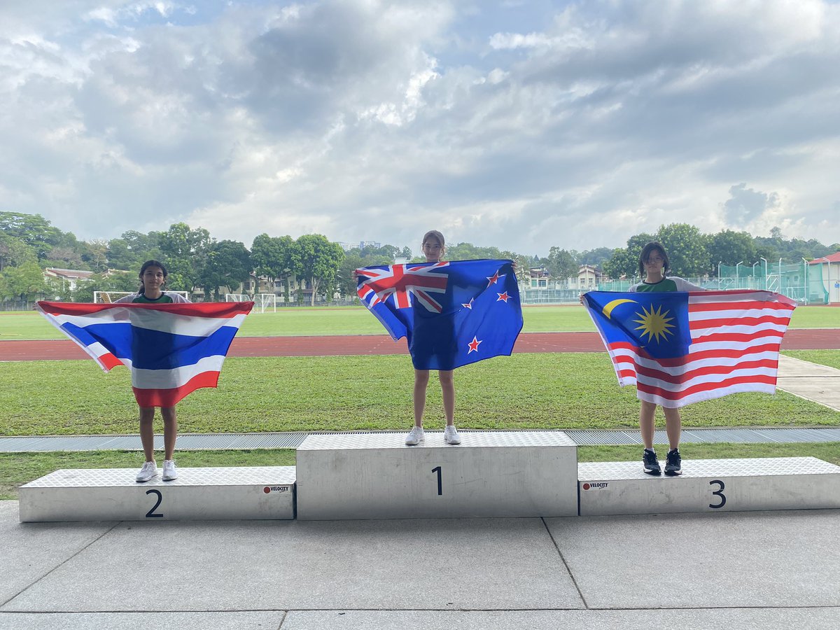 Fantastic to see students leading &amp; celebrating each other <a href="/AliceSmithSch/">Alice Smith School</a> in the Sport Education unit. 
Year 8’s represented their countries either competing, officiating or coaching athletics all scoring points to contribute to an end of unit team winner.

#WeAreKLASS #KLASSPE