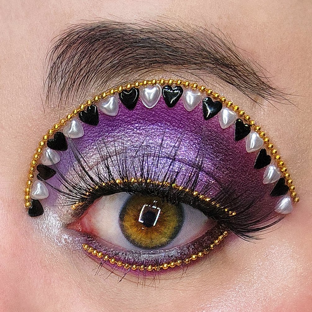 🖤🤍 heart attack 🤍🖤
<a href="/JeffreeStar/">Jeffree Star</a> Cosmetics Gothic Beach palette, Gothic Diamond highlight palette, Magic Star setting powder
<a href="/KokieCosmetics/">Kokie Cosmetics</a> Be Bright concealer
<a href="/GerardCosmetics/">Gerard Cosmetics™</a> Clean Canvas base 
<a href="/ionicosmetics/">ionimakeup</a> Wispy Full Dramatic lash
<a href="/shopmissa/">Shop Miss A Official ⚡️</a> Super Strip lash adhesive