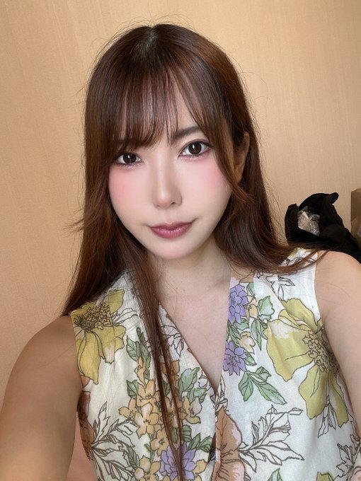 おはよー！！  今日は配信の撮影🧏🏻&zwj;♀️✨ https://t.co/hFCJa5zebq