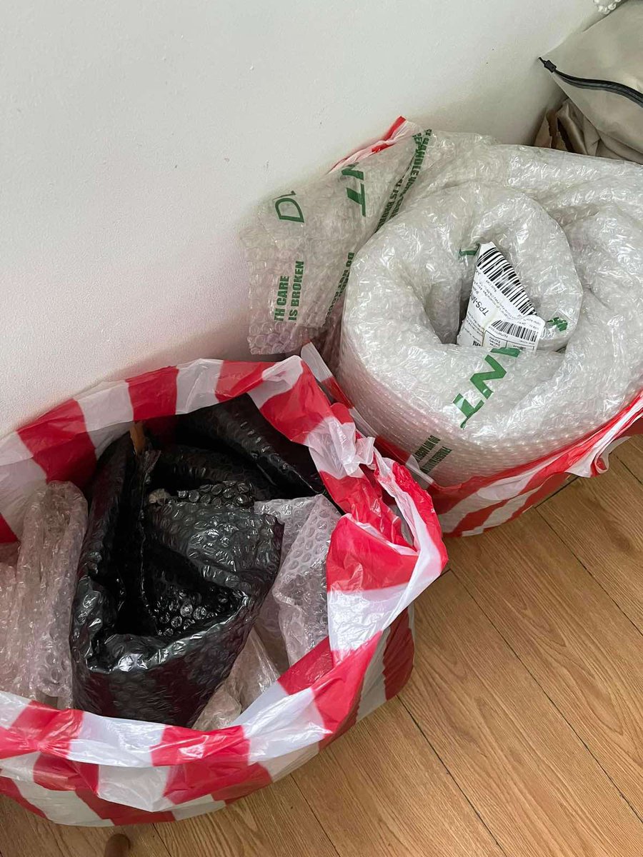 LoveMariaElle's tweet photo. Online selling props for free. Take all only

-Ring light
-Letter light box
-Letter board
-Used bubble wraps

Location: Kalentong, Mandaluyong

Miner will shoulder the delivery fee

WTS LFB PH GO https://t.co/OfXQibgvqw
