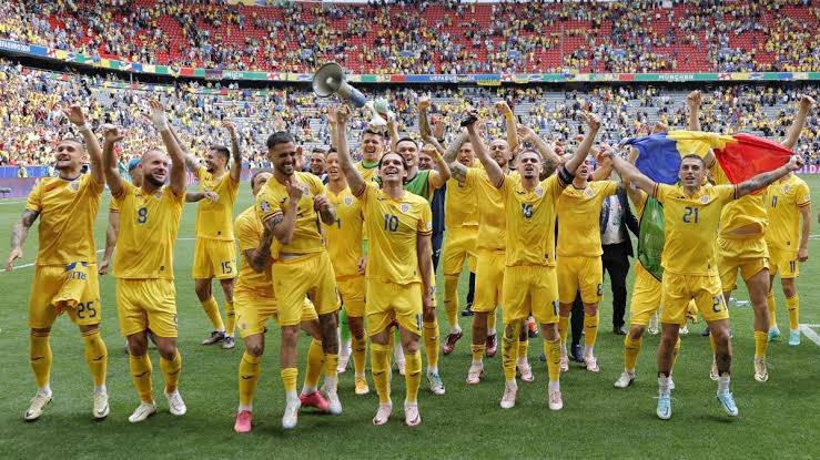 futbolaes's tweet photo. ユーロ2024 🇷🇴×🇺🇦

ルーマニア！むちゃ良かったですね！

大会二つ目のサプライズチームでしょうか？

ウクライナとは隣国同士にも関わらず、全然サッカーの雰囲気が違いました。さすがバルカン半島唯一のラテン系国家。 https://t.co/O1bmEqXOFx