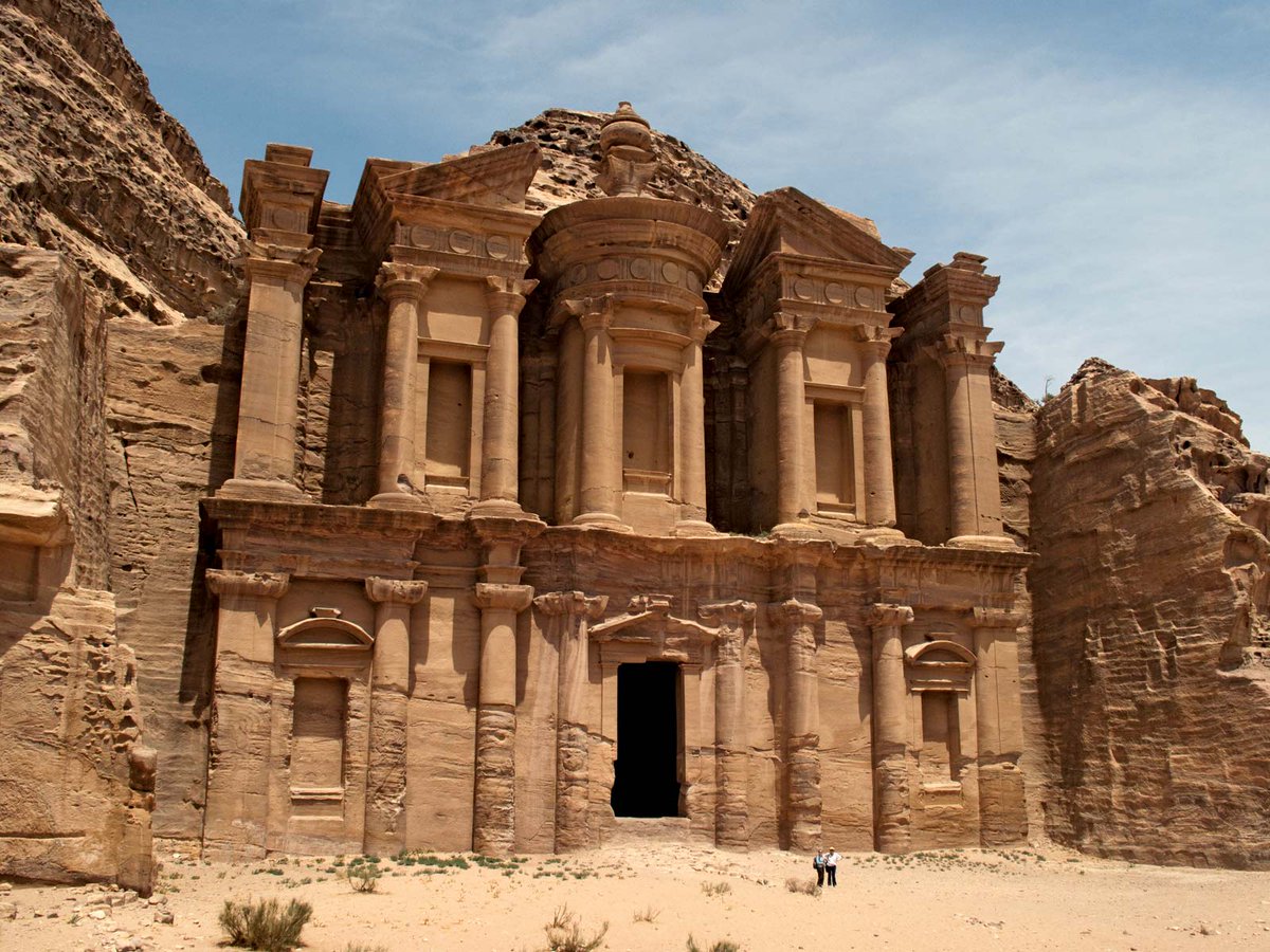 KSsenawang's tweet photo. ☀️BANDAR PETRA, JORDAN
.
Bandar Petra ini terletak di kawasan yang sekarang ini dikenali sebagai negara Jordan. Ianya dahulu merupakan penempatan bagi orang Nabate, suku kaum orang Arab yang terkenal dengan perdagangan rempah ratus. 
.
#kembarasufi
#perkongsianilmu
#Petra
#Jordan https://t.co/bJSRWIJSgR