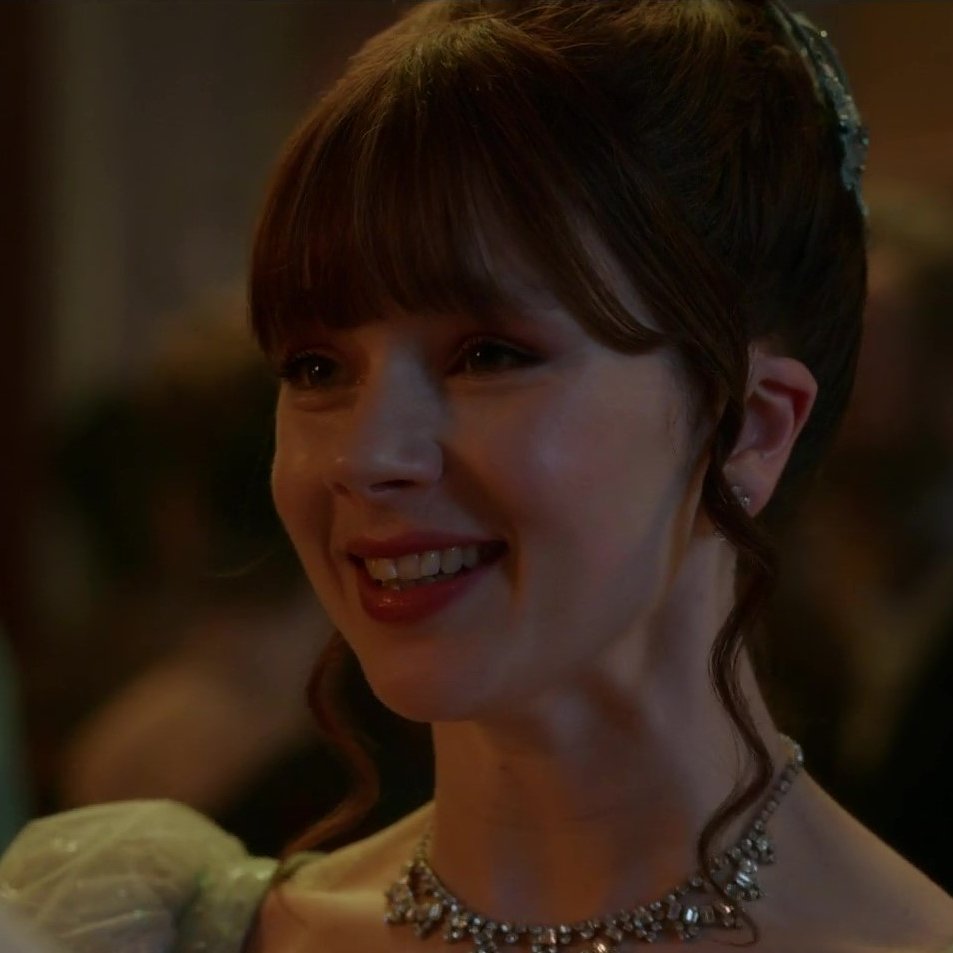 _col_ei_ale_'s tweet photo. Eloise Bridgerton's most genuine smiles came at the end when she stopped trying to fit in and instead choosing to embrace who she is, wanting to make a change in the world again and taking the first steps to do so😊💙 https://t.co/ddPUi06neZ