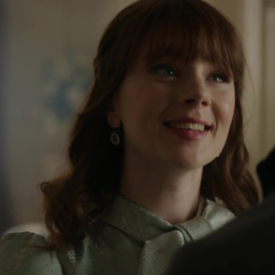 _col_ei_ale_'s tweet photo. Eloise Bridgerton's most genuine smiles came at the end when she stopped trying to fit in and instead choosing to embrace who she is, wanting to make a change in the world again and taking the first steps to do so😊💙 https://t.co/ddPUi06neZ