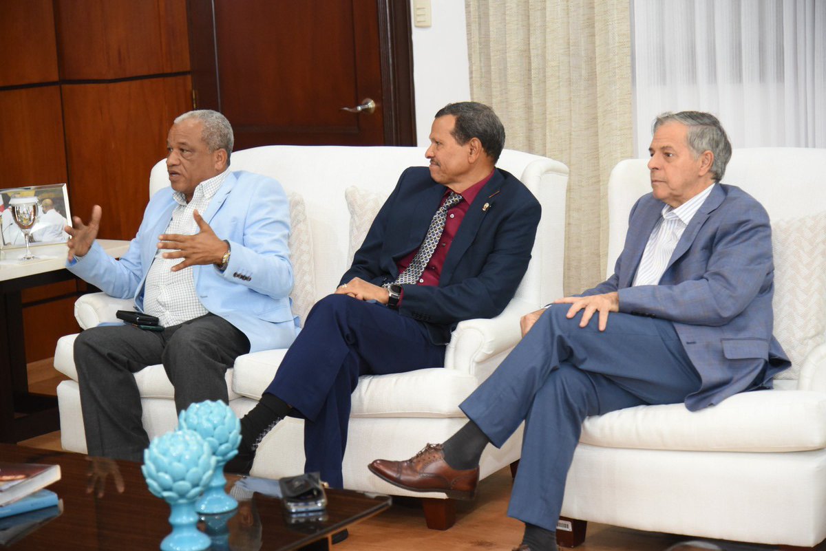 Recibí la visita de cortesía de <a href="/SilviaGarciaDip/">Silvia García</a>, presidenta del Parlamento Centroamericano (<a href="/PARLACEN/">PARLACEN</a>) y varios miembros de la Junta Directiva de dicho Parlamento. #DiputadosRD