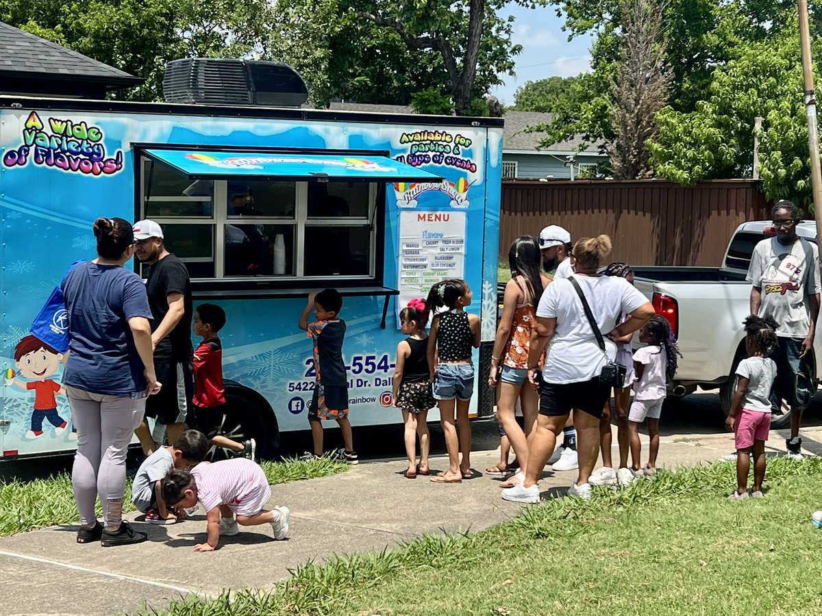 redemptivecity's tweet image. What a great weekend of reaching out to people with the gospel and sharing the love of Jesus Christ. Soli Deo Gloria! #dallas #westdallas #sdg