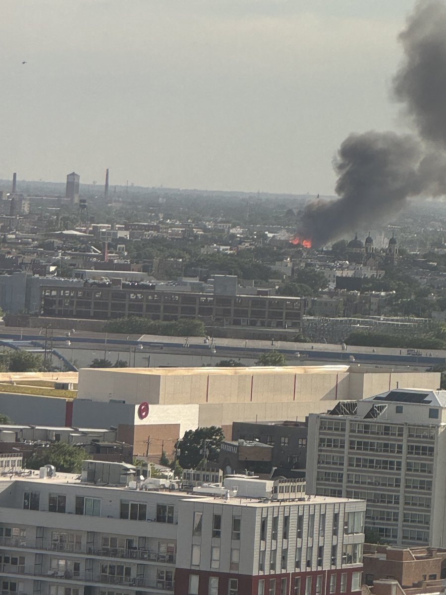 It looks like a major blaze broke out on this hot day in the West Loop of Chicago.