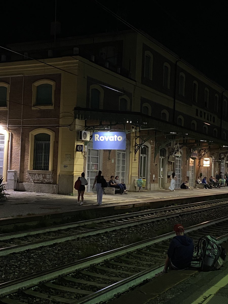 elyisheree's tweet photo. Lunedì 17/06 ho vissuto un incubo su un #Trenord: sono partita da Peschiera in direzione Milano, alla fermata di Rovato si ferma per ben 4 ore e mezza e non c’è stato nessuno che è venuto a risolvere il problema, forse era l’impianto o i segnali che non funzionavano.Sono basita https://t.co/Uh0E6weVxz
