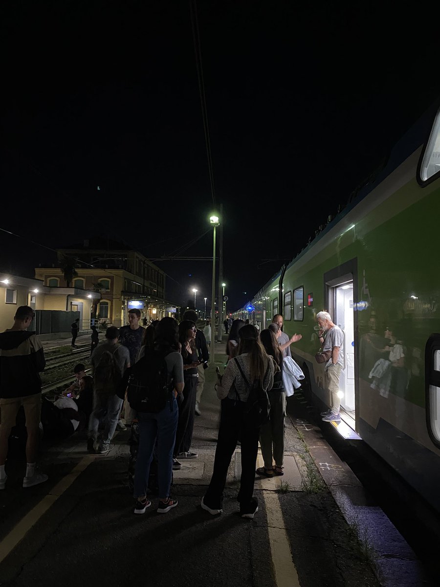 elyisheree's tweet photo. Lunedì 17/06 ho vissuto un incubo su un #Trenord: sono partita da Peschiera in direzione Milano, alla fermata di Rovato si ferma per ben 4 ore e mezza e non c’è stato nessuno che è venuto a risolvere il problema, forse era l’impianto o i segnali che non funzionavano.Sono basita https://t.co/Uh0E6weVxz