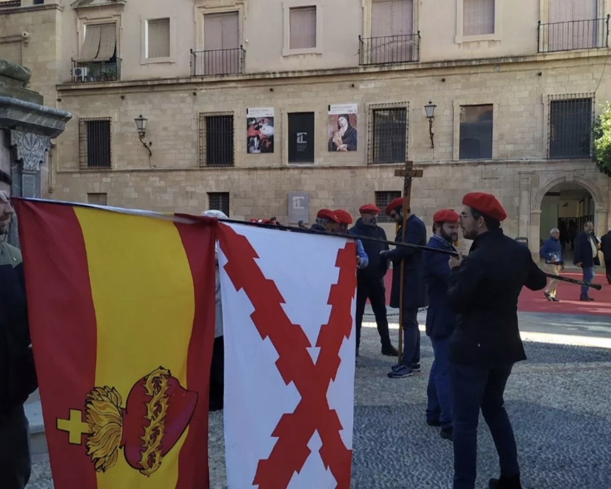 "Con una bandera desplegada alrededor de la Cruz, que tenga ese Corazón por centro, no hay temor a la derrota, la victoria será perpetua, porque los que sean vencidos aquí, triunfarán en otro reino mejor".

Juan Vázquez de Mella.

<a href="/Carlistas/">Comunión Tradicionalista Carlista</a> 
#TradicionUnidad