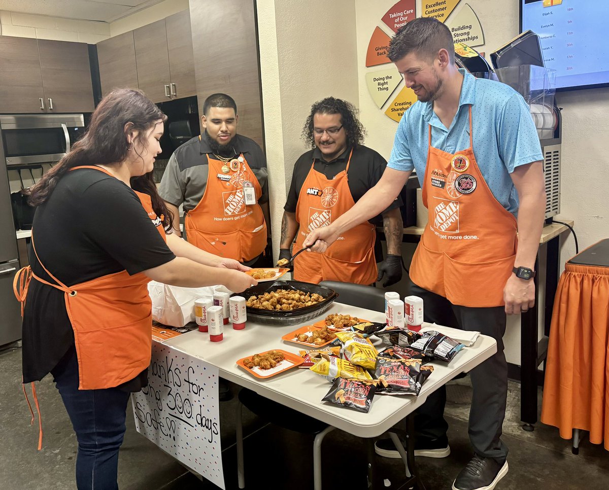 CorpusAmy's tweet photo. 300 days safe!!! #chickfila🐔#THD6584 #infocus @je_raul08 @bka1220 @bluepitt79 https://t.co/VFJPvFsnSb