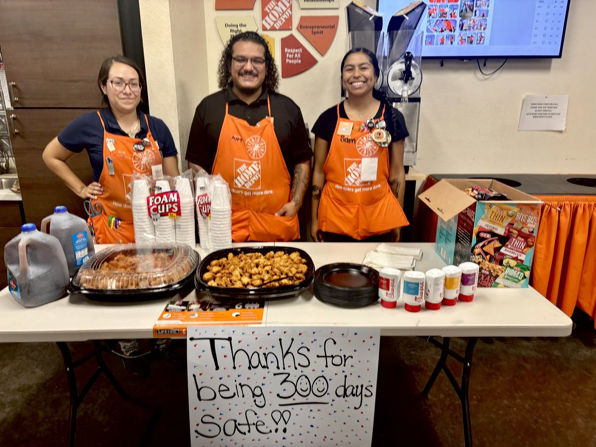 CorpusAmy's tweet photo. 300 days safe!!! #chickfila🐔#THD6584 #infocus @je_raul08 @bka1220 @bluepitt79 https://t.co/VFJPvFsnSb