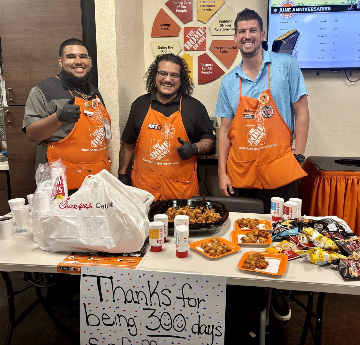 CorpusAmy's tweet photo. 300 days safe!!! #chickfila🐔#THD6584 #infocus @je_raul08 @bka1220 @bluepitt79 https://t.co/VFJPvFsnSb