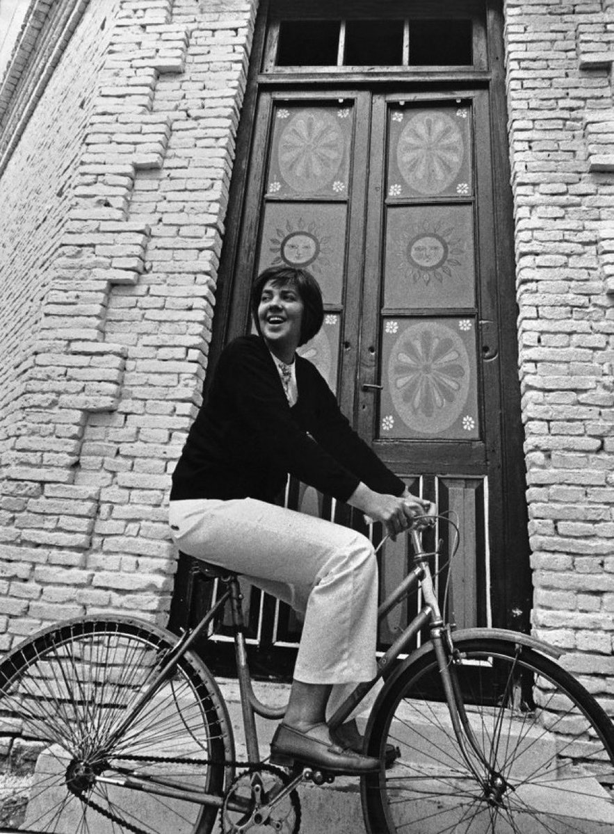 Maria Elena Walsh a través del lente de su gran amor, Sara Facio. Hoy la despedimos pero, al igual que esta foto, su obra nos acompañará siempre.