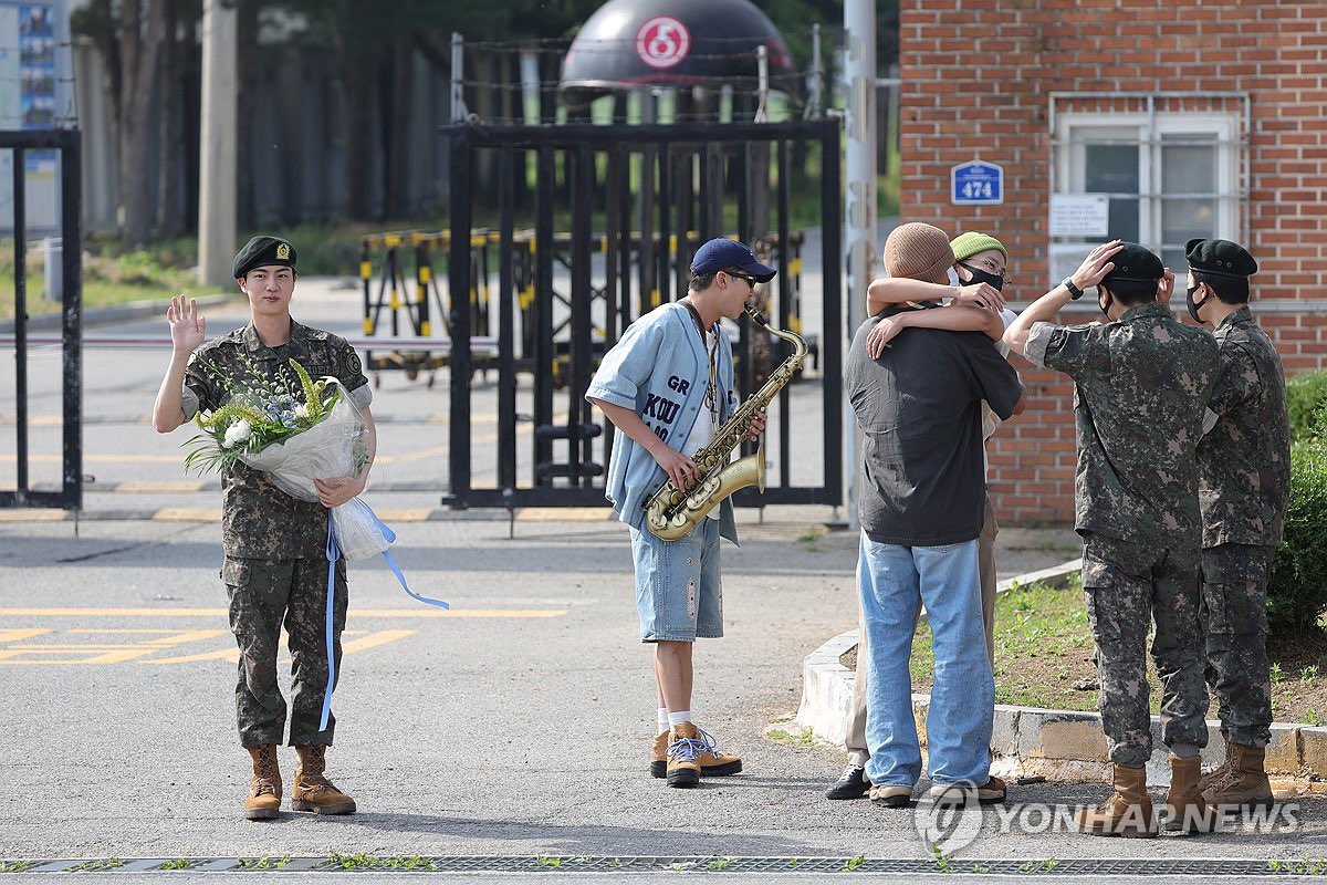 0613moonlight's tweet image. 너무나 기다렸던 감격적인 순간인데 어느새 훅 지나가고 벌써 일주일이 되어가.. 눈물바다 될뻔한걸 눈물 쏙 들어가게해준 색소포니스트 남준킴의 깜짝등장에 다시한번 감사하며 이 감동의 순간이 아쉬우니깐 끌올해서 또한번 행복해지기