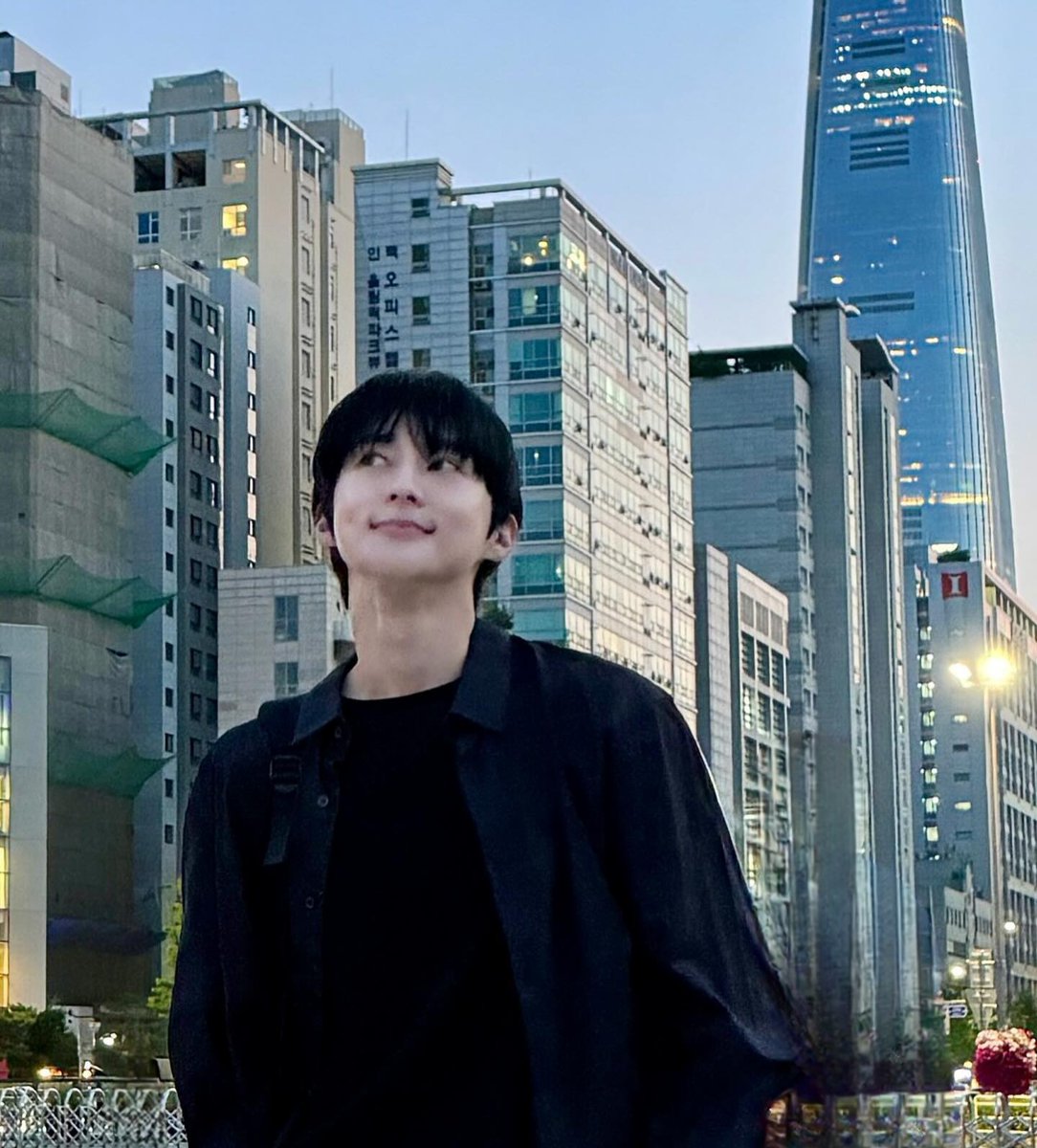 vampz_sggal's tweet photo. My first time trying this, but I think I helped #Ace improve the pic he posted on his IG? 🤔

#에이스 is looking very very good btw! 😍😍😍

#VAV #브이에이브이
@VAV_official @twt_VAV @VavCash https://t.co/2a7z73O6Wc