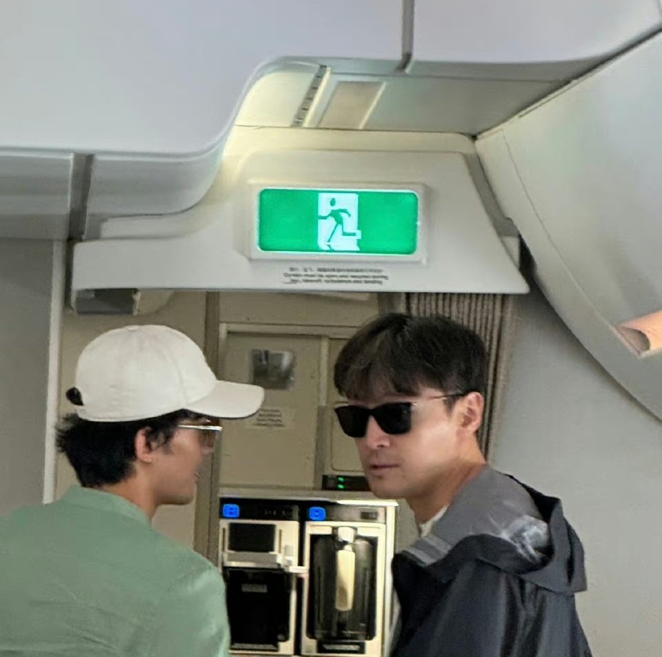 Lilytail_D's tweet photo. เหล่ยเหลยมาถึงเซี่ยงไฮ้พร้อมหูเกอเลย🛬💚
#อู๋เหล่ย #WuLei #LeoWu https://t.co/FqrryYibYK