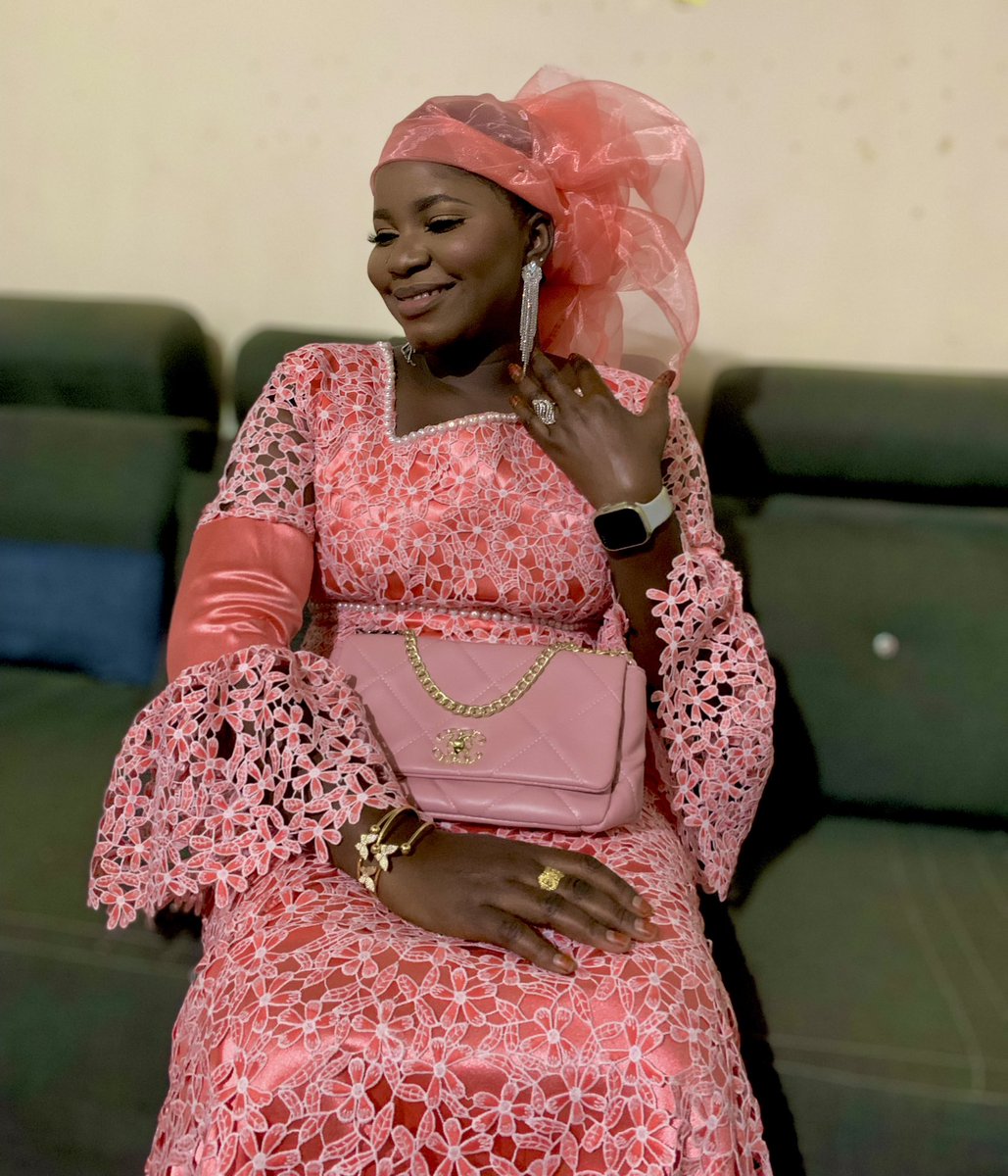 UniqueFillle's tweet image. 4 images un mot 😅 Balène ma akhh balnalène