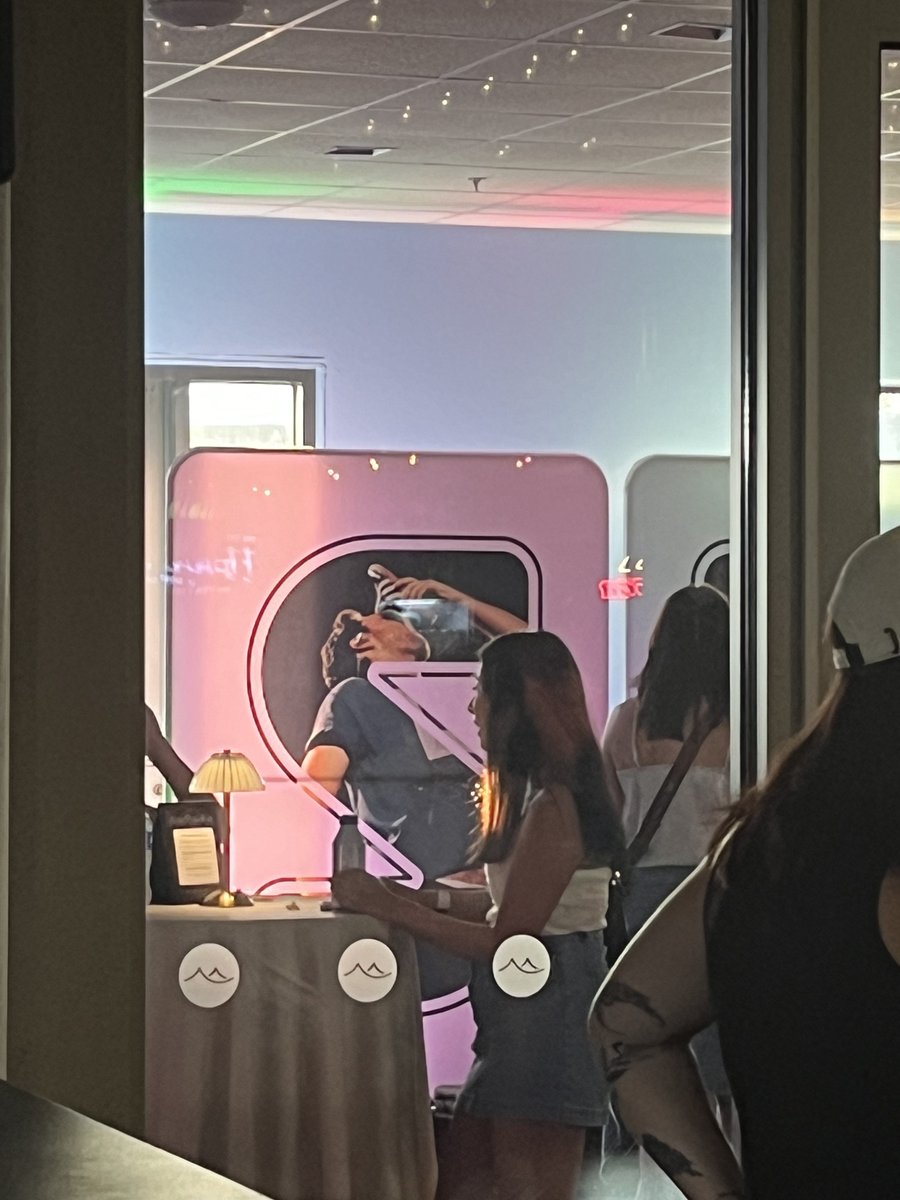 sparklyfruitman's tweet photo. i’m screaming they have a picture of niall doing a shoey in the vip lounge https://t.co/VxMaKWP4Nx