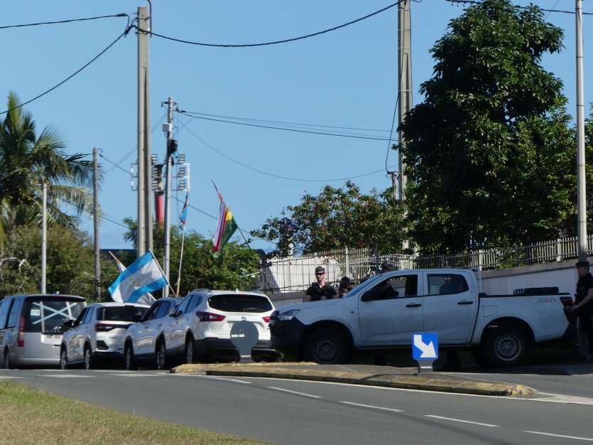 lncnc's tweet image. Ce mercredi un important dispositif de forces de l'ordre est déployé autour de l'Avenir, le siège de l'Union calédonienne où la #CCAT devait convier la presse en fin de matinée. Plusieurs interpellations ont eu lieu dont celle de son leader Christian Téin.
lnc.nc/article/grand-…