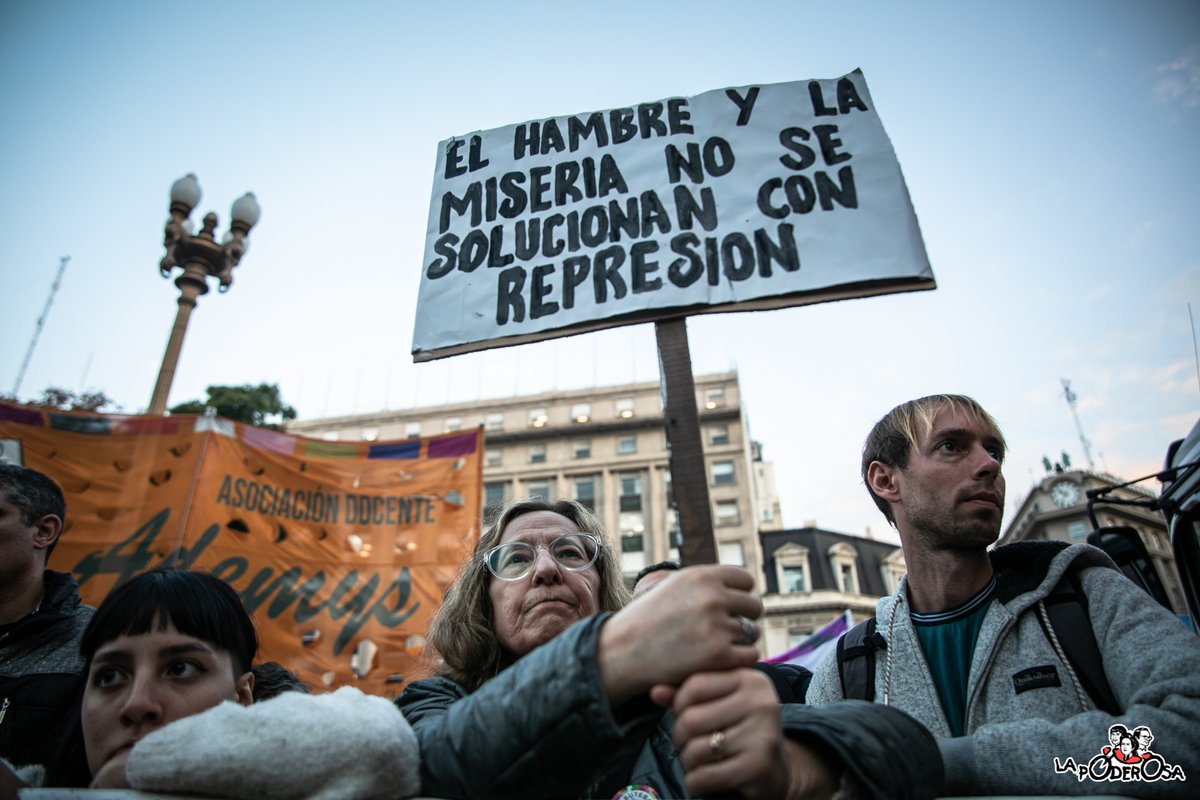 Tras la masiva convocatoria de hoy, en Plaza de Mayo, familiares y amigos lograron la libertad de 11 de los últimos 16 detenidos el miércoles pasado tras la cruel represión en el Congreso. 

¡Luchar sirve! 

Todavía quedan cinco personas demoradas.