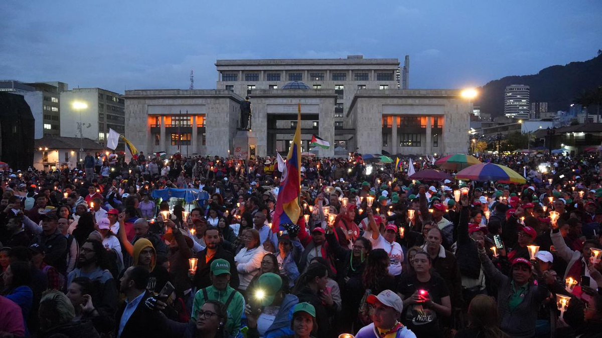 fecode's tweet photo. El Paro Nacional Permanente en defensa de la educación pública ilumina a esta hora la Plaza de Bolívar de Bogotá en la velatón dedicada por los asistentes a esta jornada de protesta.
 #ParoNacionalPorLaEducación https://t.co/6gFqoVLtti