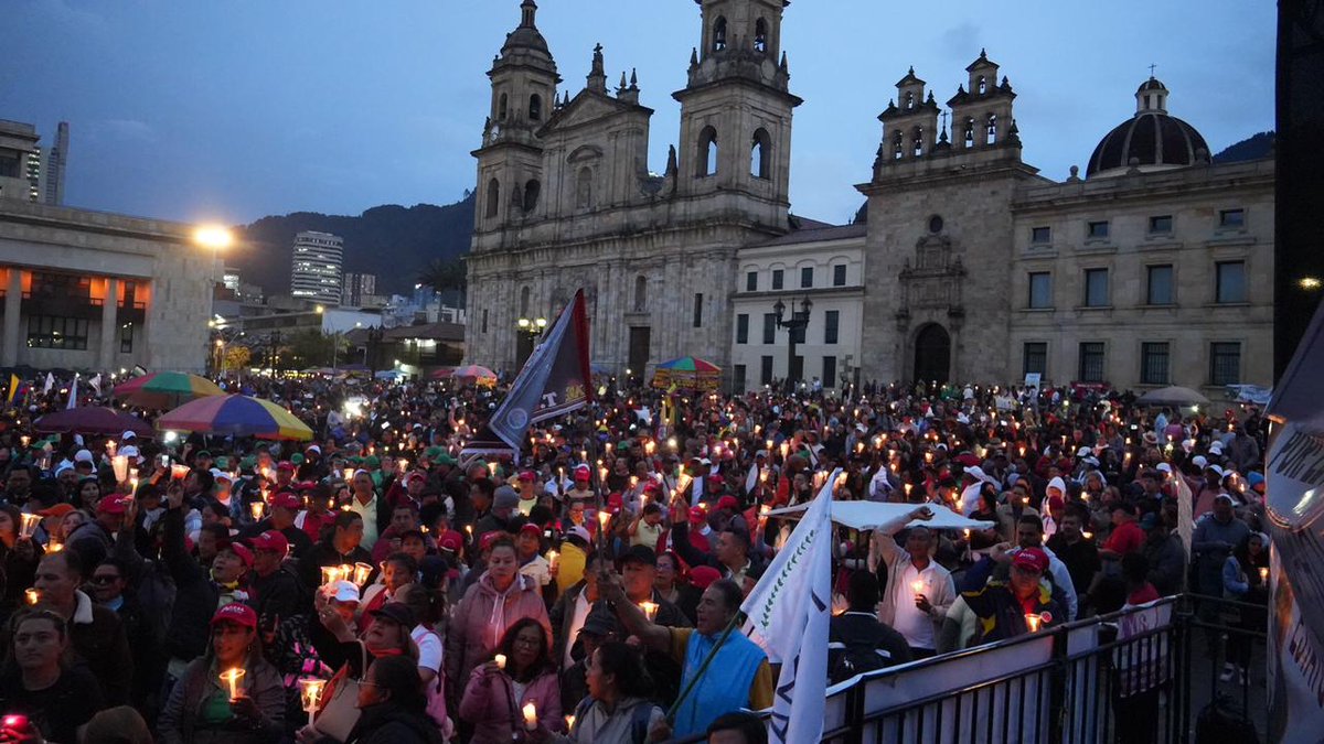 fecode's tweet photo. El Paro Nacional Permanente en defensa de la educación pública ilumina a esta hora la Plaza de Bolívar de Bogotá en la velatón dedicada por los asistentes a esta jornada de protesta.
 #ParoNacionalPorLaEducación https://t.co/6gFqoVLtti