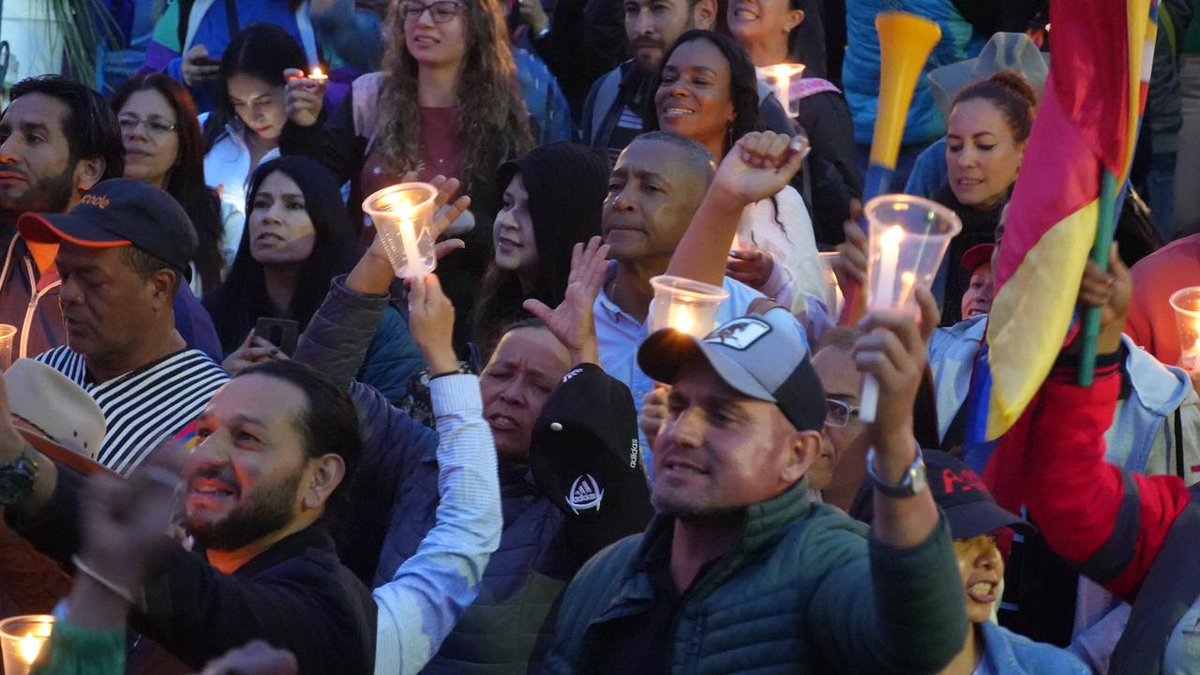 fecode's tweet photo. Nos llena de emoción la belleza de la velatón en la Plaza de Bolívar esta noche en defensa de la educación pública. Somos maestros y maestras, nuestra vocación es llevar la luz del conocimiento a cada rincón, incluso, ante quienes quieren imponer la oscuridad de la ignorancia.
 #ParoNacionalPorLaEducación