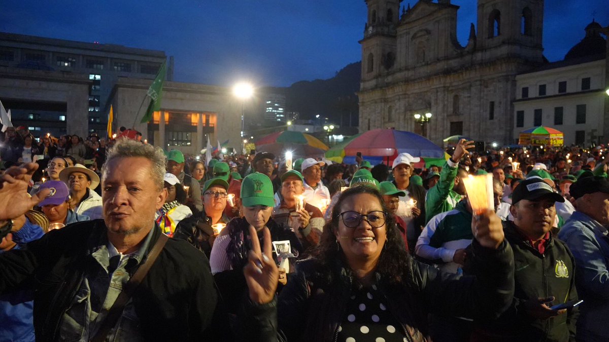 fecode's tweet photo. La educación es luz para el mundo

Velatón del #ParoNacionalPorLaEducación en la Plaza de Bolívar de Bogotá. Hermoso. https://t.co/00IdUsDlt0