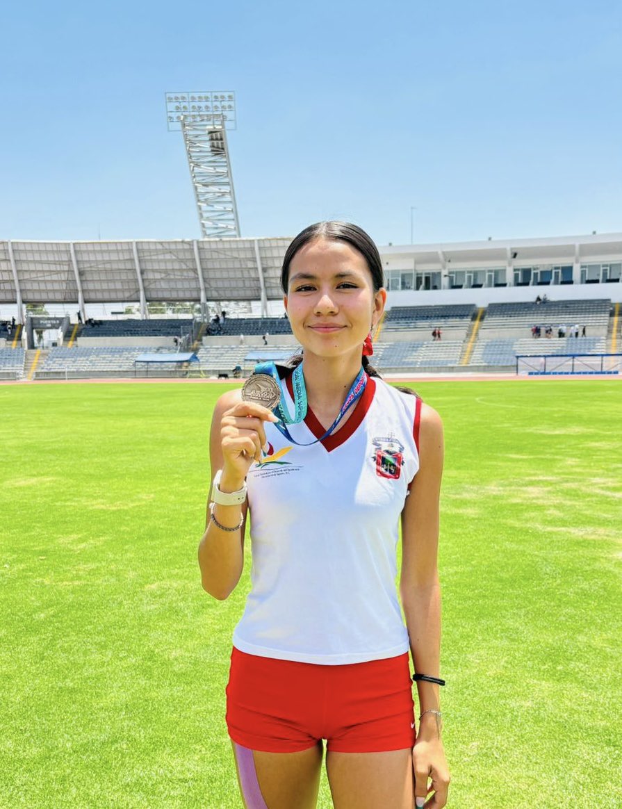preparatoria_10's tweet image. Nuestra estudiante Luna Govea logró la medalla de oro 🥇 en los 200 metros planos en los Juegos Nacionales #CONADEMS. 🏃🏽‍♀️💨 

¡Muchas felicidades! #OrgulloUdeG 🦁👏🏻 @sems_udg @udg_oficial