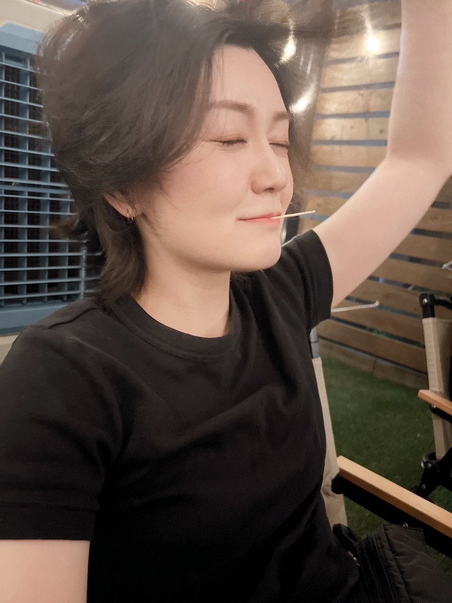 RtHiroki's tweet photo. 爪楊枝が似合いすぎてかっこいいので私もマネしていこうと思う https://t.co/S7HLEB52VM