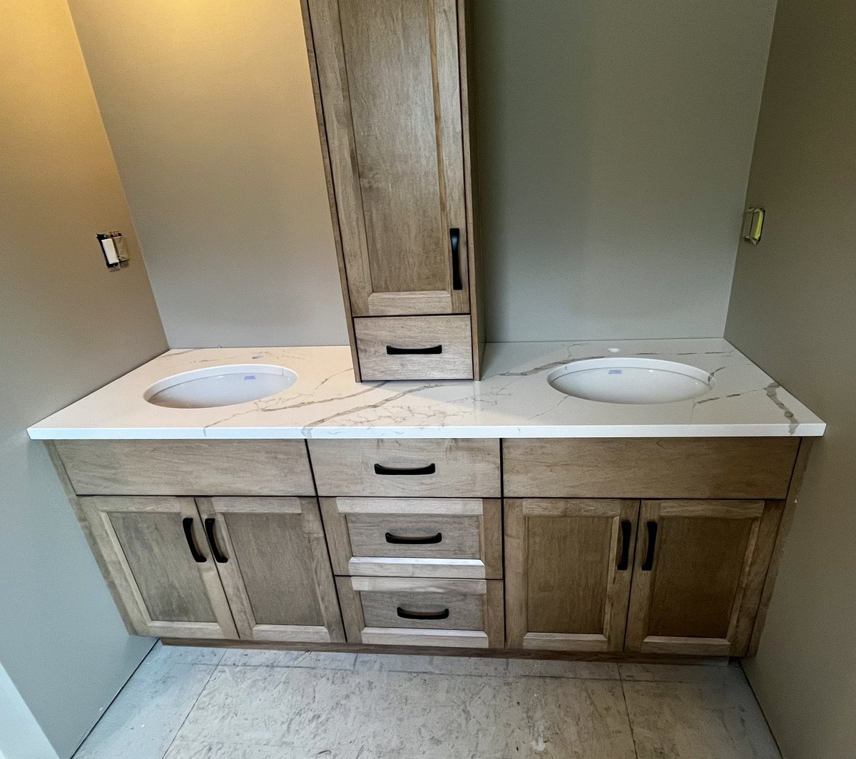 DittmarStone's tweet photo. A lucky family in #SylvanLake will be moving into this beautiful home soon.  Well done @TrueLineHomes and all the talented trades and designers involved 🙌🏼 #Quartz #QuartzCounterTops #NewBuild #NewHomeDesign #TrueLineHomes https://t.co/5OTlrnNoOG