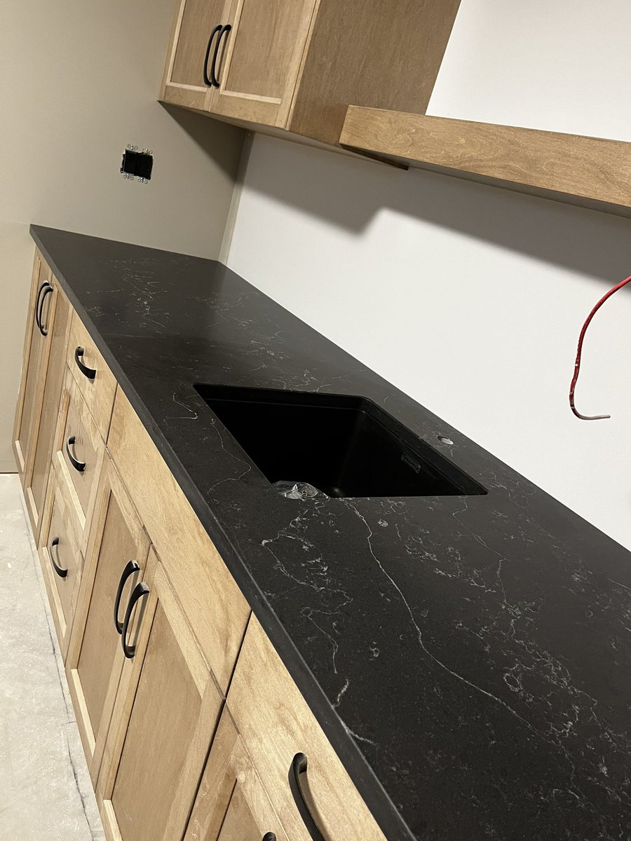 DittmarStone's tweet photo. A lucky family in #SylvanLake will be moving into this beautiful home soon.  Well done @TrueLineHomes and all the talented trades and designers involved 🙌🏼 #Quartz #QuartzCounterTops #NewBuild #NewHomeDesign #TrueLineHomes https://t.co/5OTlrnNoOG