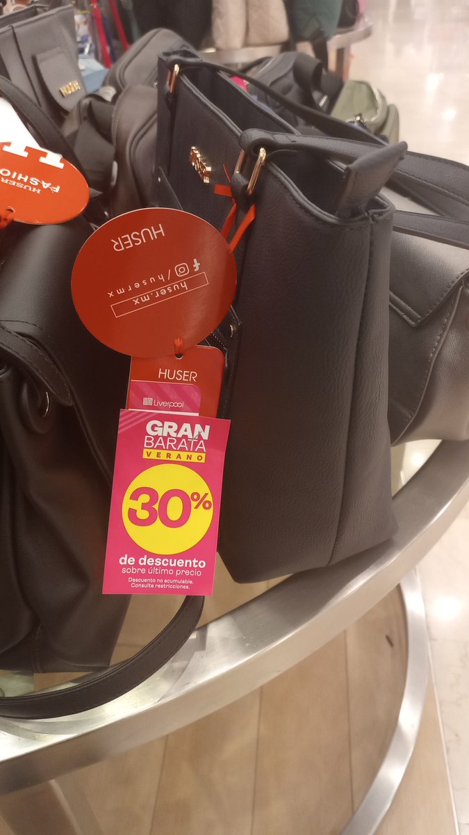 Fui a Liverpool y me dicen que el descuento solo aplica al comprar con tarjeta de liverpool, si soy clienta pero el descuento no lo dice por lo que es engañoso <a href="/Profeco/">Profeco</a>