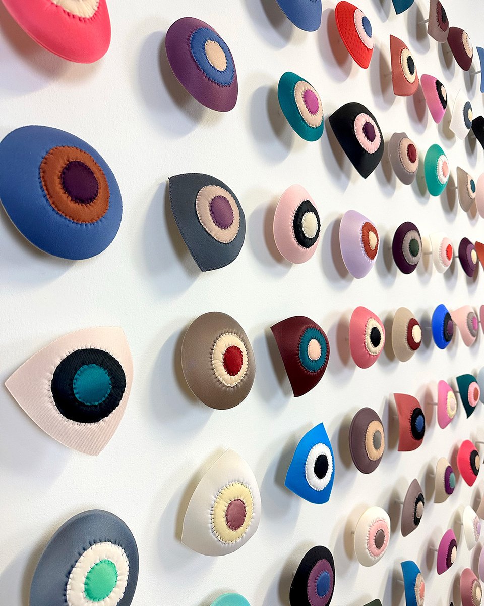 AngelsGateArt's tweet image. The eyes have it, and the eyes will see you this Saturday, 2-4pm for the UPEND opening reception in the AGCC gallery! 

upendopening.eventbrite.com

Suzanna Scott, Mother May Eye?, 2023. Discarded bra pads, thread, magnets, hardware.

#upend #angelsgateart #contemporaryart #brapads