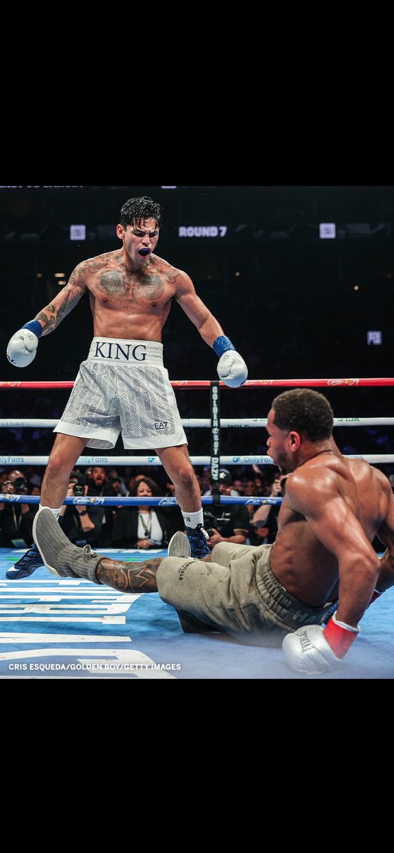_Heavy_Hitterz's tweet photo. @Realdevinhaney You beat 1 glorified sparring partner. And couldn’t stop him like Loma. And this is the “C LEVEL FIGHTER” and “Influencer” that #THUMPED you for your present belt. https://t.co/tOPZjkWhVY