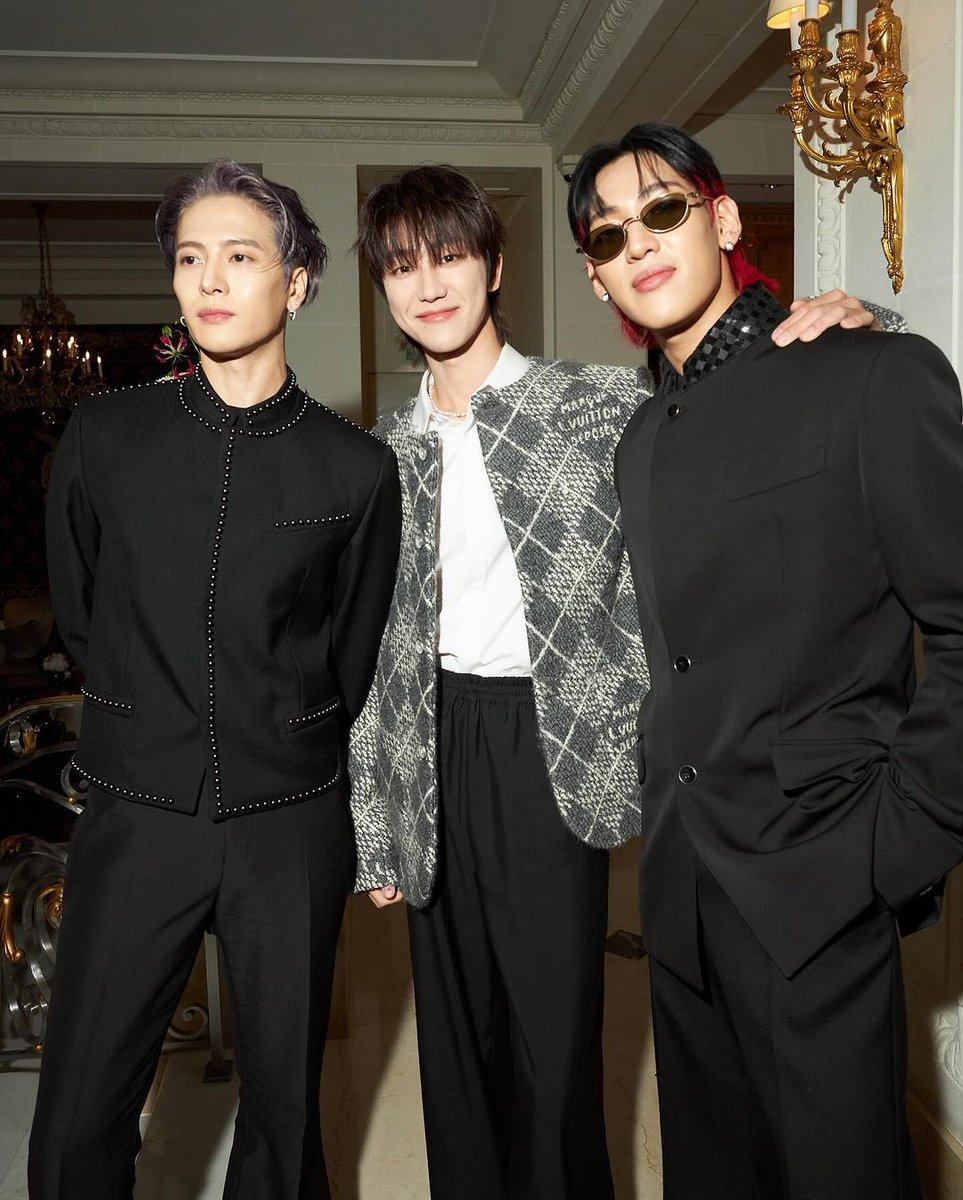 HallyuSG's tweet photo. We’re all in for this iconic moment with #JacksonWang, #Bambam &amp; #The8 as they post for a photo at the #LVMenSS25 show 🥹

#JacksonWangxLVMenSS25    
#JacksonWangXLouisVuitton  
#BamBamMenFashionWeek25 #BambamXLouisVuitton #LouisVuittonXBambam #XUMINGHAOxParisFashionWeek https://t.co/Fn30klLTDo