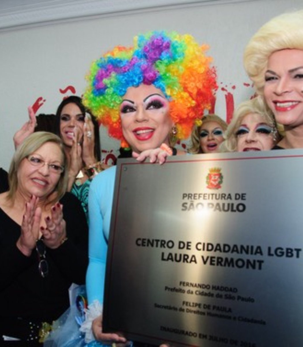 ErikakHilton's tweet photo. Faleceu ontem Zilda Vermont, mãe de Laura Vermont.

Laura, travesti, foi assassinada por um grupo de 5 rapazes em São Paulo quando tinha 18 anos, em 2015.

Pelo assassinato, 3 deles foram "condenados" por lesão corporal leve. Os outros 2, absolvidos. Todos estão em liberdade.

Desde o assassinato, Zilda lutou por justiça por sua filha, e pelo direito de todas as pessoas trans e travestis do Brasil.

Zilda fazia parte do Coletivo @MaesDiversidade, e sua luta foi tanta que hoje o primeiro Centro de Cidadania LGBTI+ da Cidade de São Paulo leva o nome de sua filha: O Centro de Cidadania LGBTI+ Laura Vermont, em São Miguel Paulista, bairro onde ela foi asssassinada.

Mas Zilda nunca viu acontecer justiça por sua filha, e aguardava até hoje o recurso do julgamento dos assassinos de Laura.

Aos amigos, familiares e às membras do Mães Pela Diversidade, os meus sentimentos de pesar. E meu compromisso de luta incessante contra quem nos mata, e quem inocenta nossos algozes.