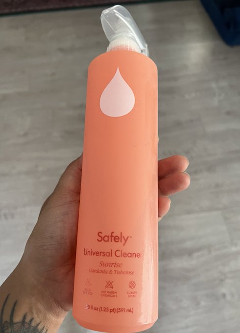 This stuff kind of smells like Baccarat Rouge and I am obsessed. https://t.co/K9CcL5Htiv<a href="/tag/clip"class="tags"><span>#clip</span></a>