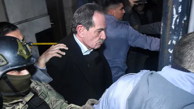 221NOTICIAS's tweet photo. #Justicia | #Condenaron a #JoséAlperovich a 16 años de prisión por abuso sexual a su sobrina y quedará detenido. Al ex gobernador tucumano se lo juzgó por un total de nueve hechos de agresión sexual. Será con prisión efectiva. También lo inhabilitaron para ejercer cargos públicos https://t.co/6FbtSnRfzP