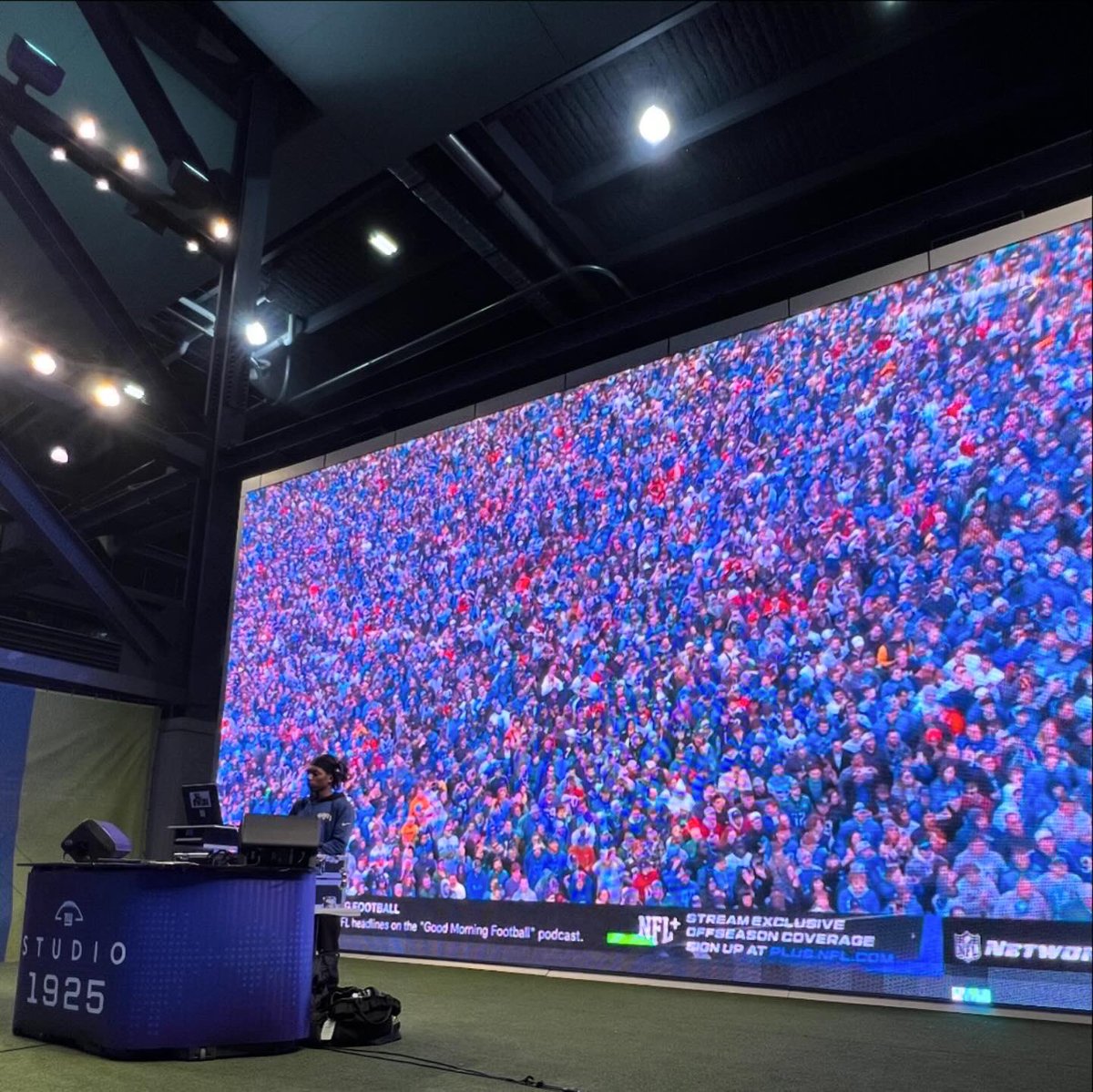 LSMProductions_'s tweet image. I think all eyes were on our DJ and not this massive screen.

We had a great time curating the perfect soundtrack for @Giants fans during the 2024 NFL Draft party! 

#sports #music #consulting #lsmprods