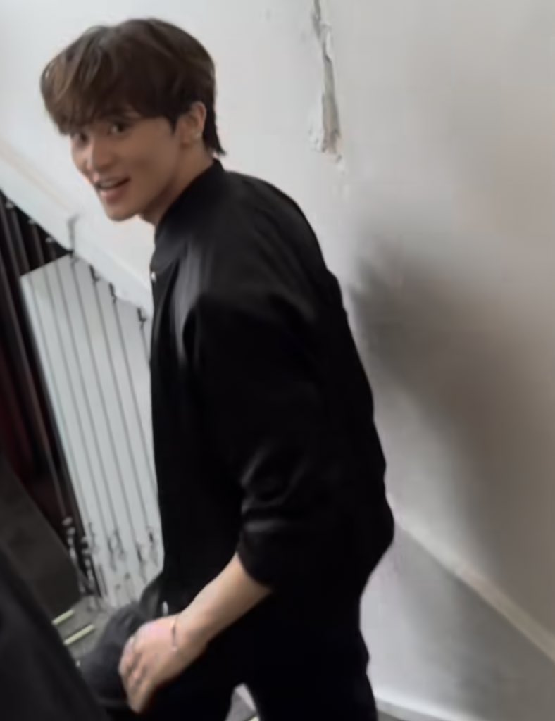 remermarkram's tweet image. ผู้ชายคนนี้ที่จะยอมเดินเท้าเปล่าและถือรองเท้าส้นสูงให้เรา เพื่อให้เราใส่รองเท้าเขาแทน มึง มึงงงงงงงงงงง